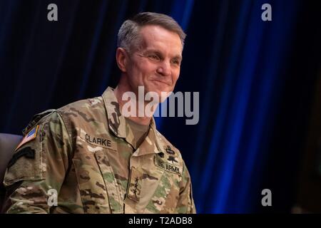Us-Armee Generalleutnant Richard D. Clarke während seiner Promotion Zeremonie als Vier-Sterne-General und der neue Kommandant der Special Operations Command während einer Zeremonie im Macdill Air Force Base, 29. März 2019 in Tampa, Florida. Stockfoto