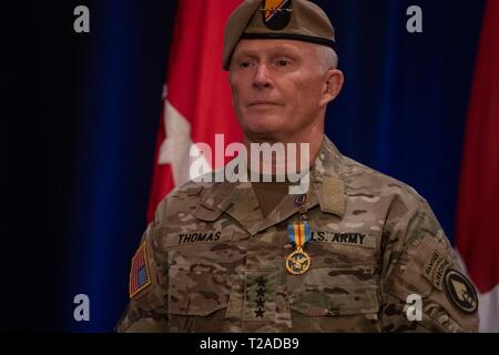 Der Kommandant der US Special Operations Command, General Raymond A. Thomas III, während seiner Pensionierung Zeremonie nach fast vier Jahrzehnten des Wehrdienstes bei der Macdill Air Force Base, 29. März 2019 in Tampa, Florida. Stockfoto