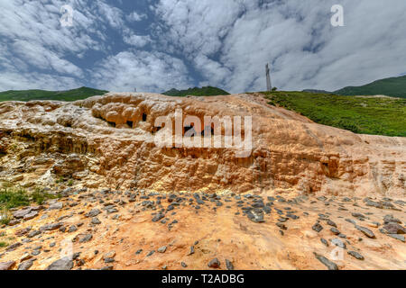 Mineral rote Wasser der Mineralquellen in Gudauri in Kazbegi Bezirk. Quellen von Mineralwasser mit Fossilien - mzcheta - Mtianeti Region, Geo Stockfoto