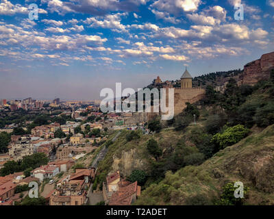 Sankt Nikolaus Kirche in die Festung Narikala und Blick auf die Stadt Tiflis, Georgien Stockfoto