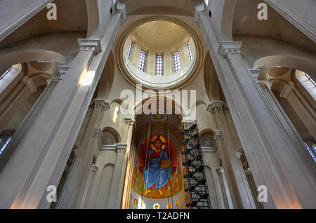 Tiflis, Georgien - 11. Juli 2018: Die Heilige Dreifaltigkeit Kathedrale von Tiflis allgemein bekannt als sameba ist die Hauptkirche der georgisch-orthodoxen Kirche Stockfoto