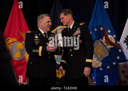 Us-Generalstabschef Gen. Mark A. Milley, links, mit dem scheidenden Kommandeur des US Central Command, General Joseph L. Votel, während seinen Ruhestand Festakt in Macdill Air Force Base, 29. März 2019 in Tampa, Florida. Votel im Ruhestand nach 39 Jahren Militärdienst. Stockfoto