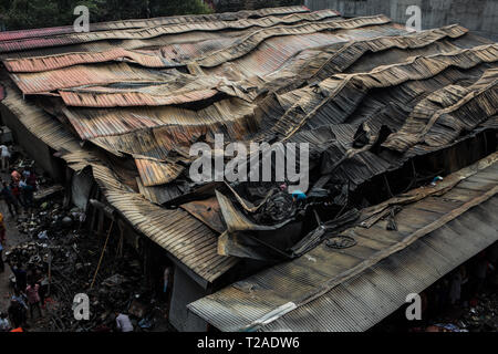 Dhaka, Bangladesch. 30 Mär, 2019. Feuer Tragödie am Gulshan DNCC Markt brach ein Feuer in der Küche Markt von Dhaka, der Hauptstadt von North City Corporation (Dncc) in Gulshan 1 Bereich wurde komplett verbrannt. Das Feuer war um 9:30 Uhr gelöscht, die von großen AKM Shakil Nawaz, Direktor (Betrieb und Wartung) von Feuerwehr und Zivilschutz bestätigt. Rund 291 Geschäfte waren im Feuer ausgebrannt. Fast alles auf dem Markt verwandelte sich in Asche. Quelle: Md. Rakibul Hasan/Pacific Press/Alamy leben Nachrichten Stockfoto