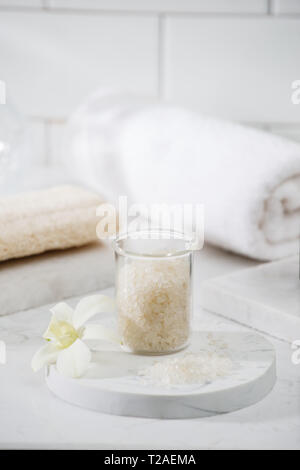 Spa Kit. Shampoo, Seife und Flüssigkeit. Duschgel. Aromatherapie Salz Stockfoto