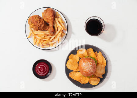 Gebraten knusprige Chicken Nuggets mit Pommes frites auf Holzplatte, Ketchup und Soft Drink auf der Seite paniert Stockfoto