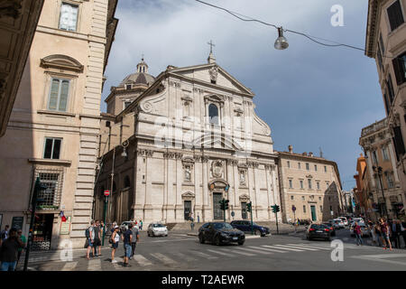 Rom, Italien, 21. Juni 2018: Panoramablick auf Äußere der Kirche der Gesu. Es ist die Mutter Kirche der Gesellschaft Jesu (Jesuiten), eine Cathol Stockfoto