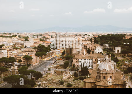Panoramablick auf die Stadt Rom, Forum Romanum und Kolosseum von Vittorio Emanuele II Monument, das auch als das Viktor-emanuel bekannt. Sommer sonnigen Tag und Drama Stockfoto