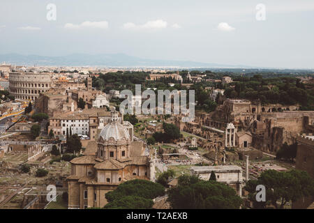 Panoramablick auf die Stadt Rom, Forum Romanum und Kolosseum von Vittorio Emanuele II Monument, das auch als das Viktor-emanuel bekannt. Sommer sonnigen Tag und Drama Stockfoto
