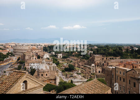 Panoramablick auf die Stadt Rom, Forum Romanum und Kolosseum von Vittorio Emanuele II Monument, das auch als das Viktor-emanuel bekannt. Sommer sonnigen Tag und Drama Stockfoto