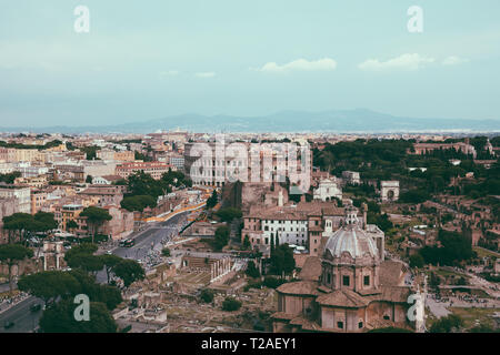 Panoramablick auf die Stadt Rom, Forum Romanum und Kolosseum von Vittorio Emanuele II Monument, das auch als das Viktor-emanuel bekannt. Sommer sonnigen Tag und Drama Stockfoto