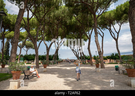 Rom, Italien, 23. Juni 2018: Panoramablick auf Orange Garten (Giardino degli Aranci) auf Aventino Hügel. Menschen gehen und Rest in Nationalpark von Rom. Stockfoto