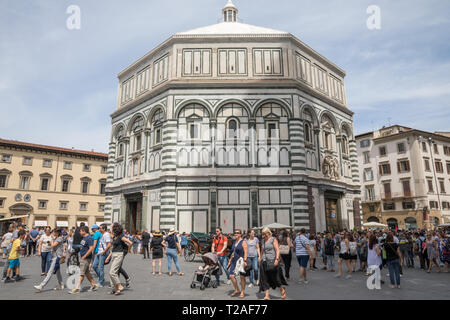 Florenz, Italien, 24. Juni 2018: Blick von Außen von Florenz Baptisterium (Battistero di San Giovanni) Auf der Piazza del Duomo. Menschen Wal Stockfoto