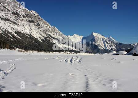 Schneeschuhwandern am Medicine Lake, Jasper National Park, Jasper Alberta, l Stockfoto