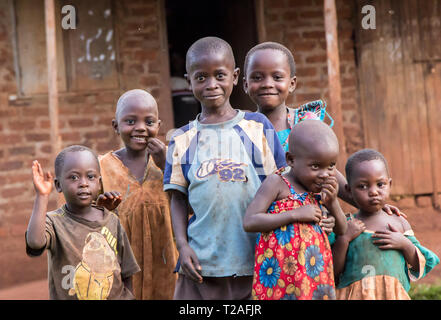 JINJA, Uganda - 16. Mai: Afrikanische Kinder für die Kamera in Jinja, Uganda Stellen im Jahr 2017 Stockfoto