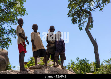 JINJA, Uganda - 16. Mai: Afrikanische Kinder für die Kamera in Jinja, Uganda Stellen im Jahr 2017 Stockfoto