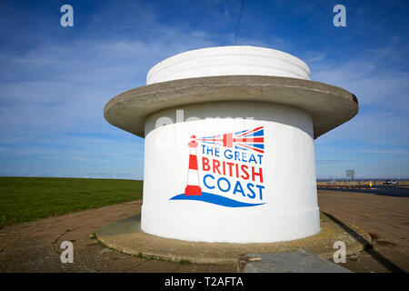 New Brighton Badeort Wallasey, Wirral, Merseyside, England. Der große britische Mantel Zeichen von Hand auf einer Bushaltestelle lackiert Stockfoto