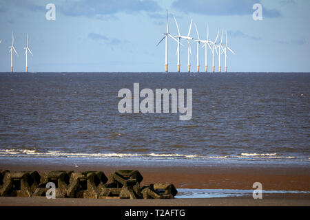 New Brighton Badeort Wallasey, Wirral, Merseyside, England. Offshore Wind Farm an der Küste der Irischen See Stockfoto