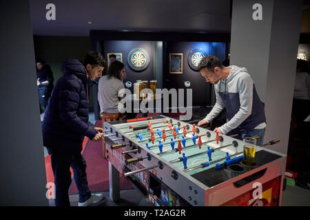 Tischfußball bar in RILEYS LIVERPOOL renoviert Snooker hall Hosting mit großem Bildschirm live Fußball Stockfoto