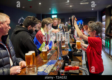 Bar an RILEYS LIVERPOOL renoviert Snooker hall Hosting mit großem Bildschirm live Fußball Stockfoto