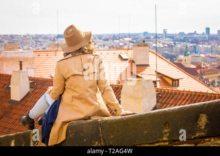 Mädchen in einem beigen Hut, bewundern Sie das Panorama von Prag, Tschechische Republik Stockfoto