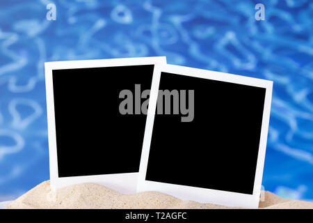 Leere instant Bilder über blaue Wasser Stockfoto