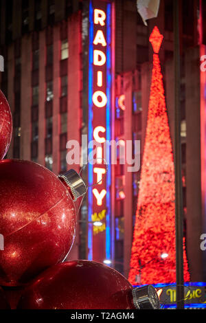 Große überdimensionale Riese christbaumkugeln Christbaumschmuck, 6. Avenue, Manhattan, New York bei Nacht Stockfoto