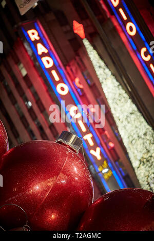 Große überdimensionale Riese christbaumkugeln Christbaumschmuck, 6. Avenue, Manhattan, New York bei Nacht Stockfoto