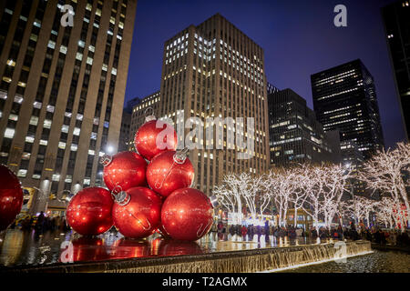 Große überdimensionale Riese christbaumkugeln Christbaumschmuck, 6. Avenue, Manhattan, New York bei Nacht Stockfoto