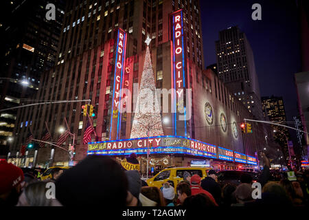 Große überdimensionale Riese christbaumkugeln Christbaumschmuck, 6. Avenue, Manhattan, New York bei Nacht Stockfoto