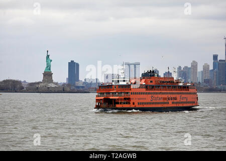 Sehenswürdigkeiten Freiheitsstatue neoklassischen Skulptur auf Liberty Island im Hafen Hafen genommen von einem vorbeifahrenden Staten Island Ferry USA Manhattan, New Stockfoto