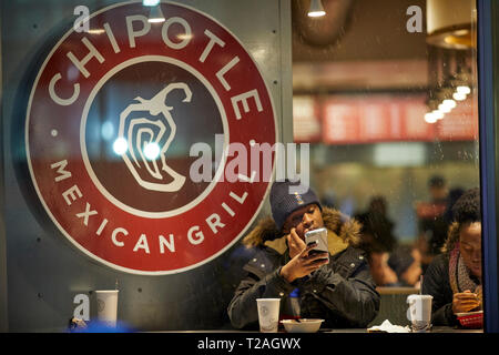 Chipotle Mexican Grill fast food Restaurant in Tacos und Burritos Mission Stil in Manhattan, New York, USA spezialisiert Stockfoto