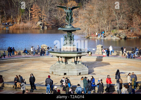 New York Manhattan Central Park Bethesda Terrasse und Brunnen mit Blick auf den See zum Bootfahren Stockfoto