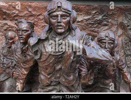 Detail der Schlacht von Großbritannien Denkmal am Victoria Embankment, London, gewidmet dem Bordpersonal, die ihr Leben gaben, frühzeitig im zweiten Weltkrieg. Stockfoto