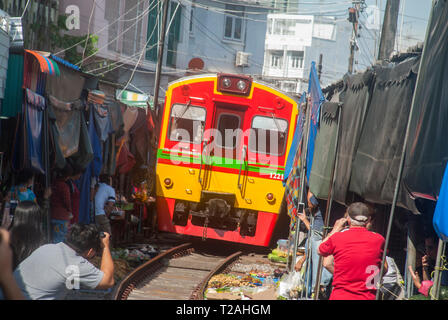 Mae Klong Eisenbahnmarkt (Rom Klom Markt) dieser Markt in der Nähe des Mae Klong Bahnhof, ist über 100 Meter lang befindet. Stockfoto