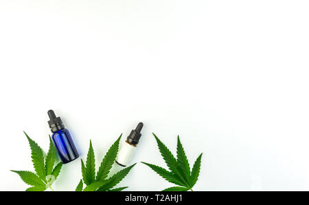 Marihuana treibt und Cannabis öl Flaschen isoliert auf weißem Top View Stockfoto