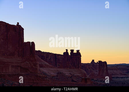 Die drei Klatschbasen bei Sonnenuntergang im Arches National Park, Utah, USA Stockfoto