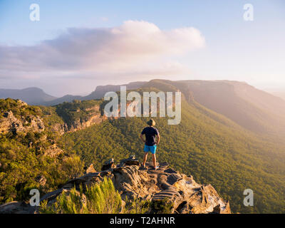 Mann stand auf der Spitze der Blue Mountains in New South Wales, Australien Stockfoto