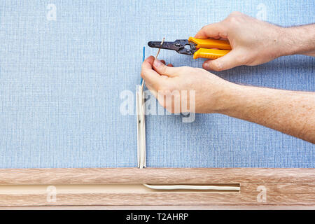 Elektrische Installation Services, Abisolieren ist Prozess der Entfernung der Isolierung vom Ende eines Kabels vor der Herstellung einer Verbindung. Stockfoto