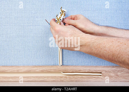 Elektriker installiert Steckdose auch Steckdosen und Stecker oder Buchse. Stockfoto