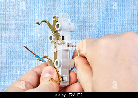 Worker ist Installation elektrischer Stecker Verkabelung im Haus, close-up. Stockfoto