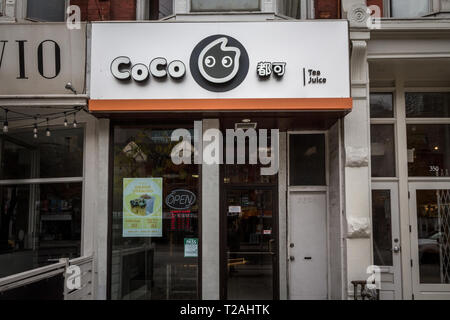 TORONTO, KANADA - 13. NOVEMBER 2018: Coco Tee und Saft Logo Vor Ihren lokalen Fast food in Toronto, Ontario. Coco ist eine Kette und Franchise von b Stockfoto