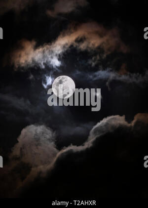 Vollmond unter Wolken Stockfoto