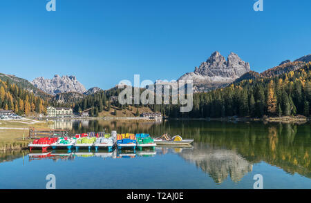 Bunte Tretboote günstig am Lago Misurina in den Dolomiten, Südtirol, Italien Stockfoto