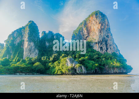 Die Klippen von Meer in West Railay, Thailand Stockfoto