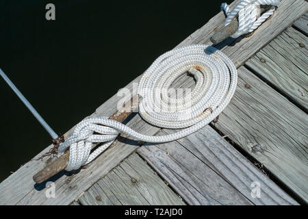 Spiralkabel Seil zu Liegeplatz an Pier gebunden Stockfoto