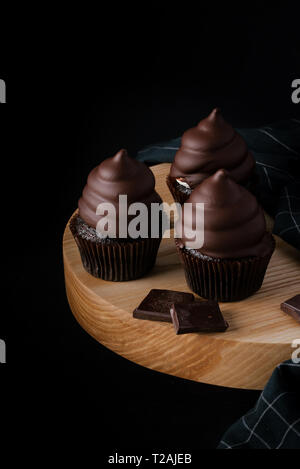 Chocolate Cupcakes auf Holz Schneidebrett Stockfoto