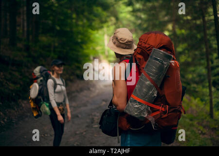 Paar Wandern in Wald am Karpatenbogens, Ukraine Stockfoto