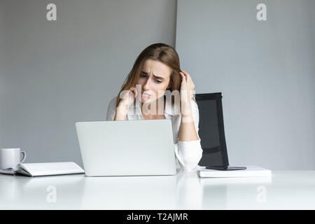 Frustrierte geschäftsfrau am Laptop arbeiten Stockfoto