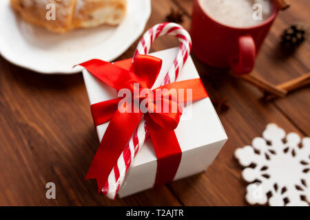 Weihnachten Geschenk mit roter Schleife und Candy Cane Stockfoto