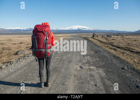 Wanderer auf der Straße im Fjallabak Nature Reserve in Island Stockfoto